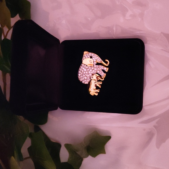 Golden mother & calf brooch whit clear Rhinestones - Picture 2 of 4